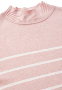 Maglione rosa lavorato a maglia con un alto colletto a coste, caratterizzato da strisce orizzontali bianche sul corpo. Il tessuto appare morbido e strutturato.