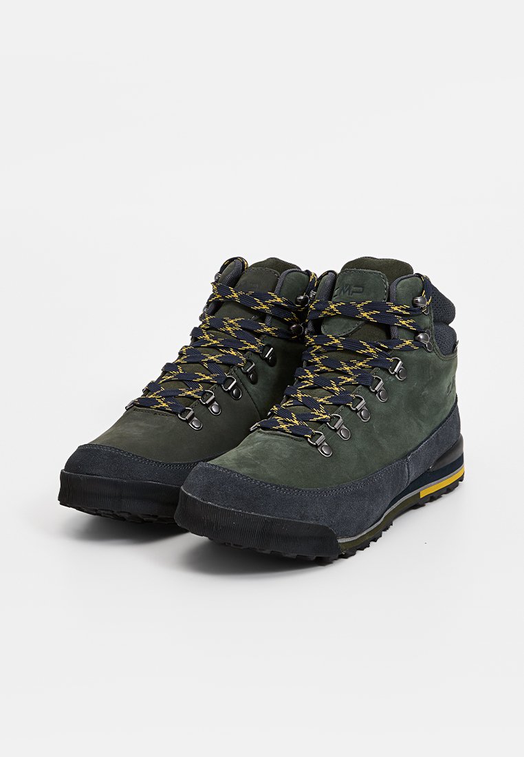 Zielone buty trekkingowe z zamszową i tekstylną cholewką, czarną gumową podeszwą, żółtymi akcentami oraz żółto-granatowymi sznurówkami w wzór.