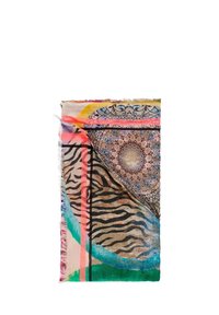 Wielokolorowy jedwabny szal z okrągłym wzorem mandali, paskami zebry i abstrakcyjnymi pociągnięciami farby w odcieniach różu, zieleni i niebieskiego. Frędzle na brzegach.