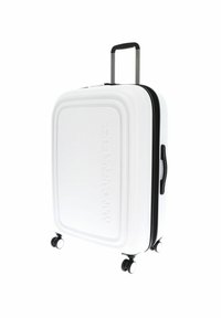 Valise rigide blanche avec une fermeture éclair et des accents noirs, forme rectangulaire, texture lisse, logo en relief et quatre roues.