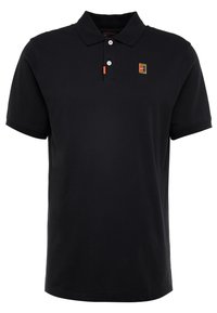 Černé polo tričko vyrobené z měkké bavlny, s přeloženým límcem, dvouknoflíkovým zapínáním a malým vícebarevným logem na levé hrudi.