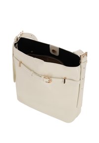 Crèmekleurige leren tas met een gestructureerde vorm, goudkleurige hardware en een gespdetail aan de voorkant. Heeft een zwart interieur met een ritsvak.