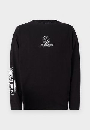 Zwarte longsleeve t-shirt gemaakt van katoen, met een centraal wit grafisch ontwerp en tekst op de mouw. Ronde hals en een relaxte pasvorm.