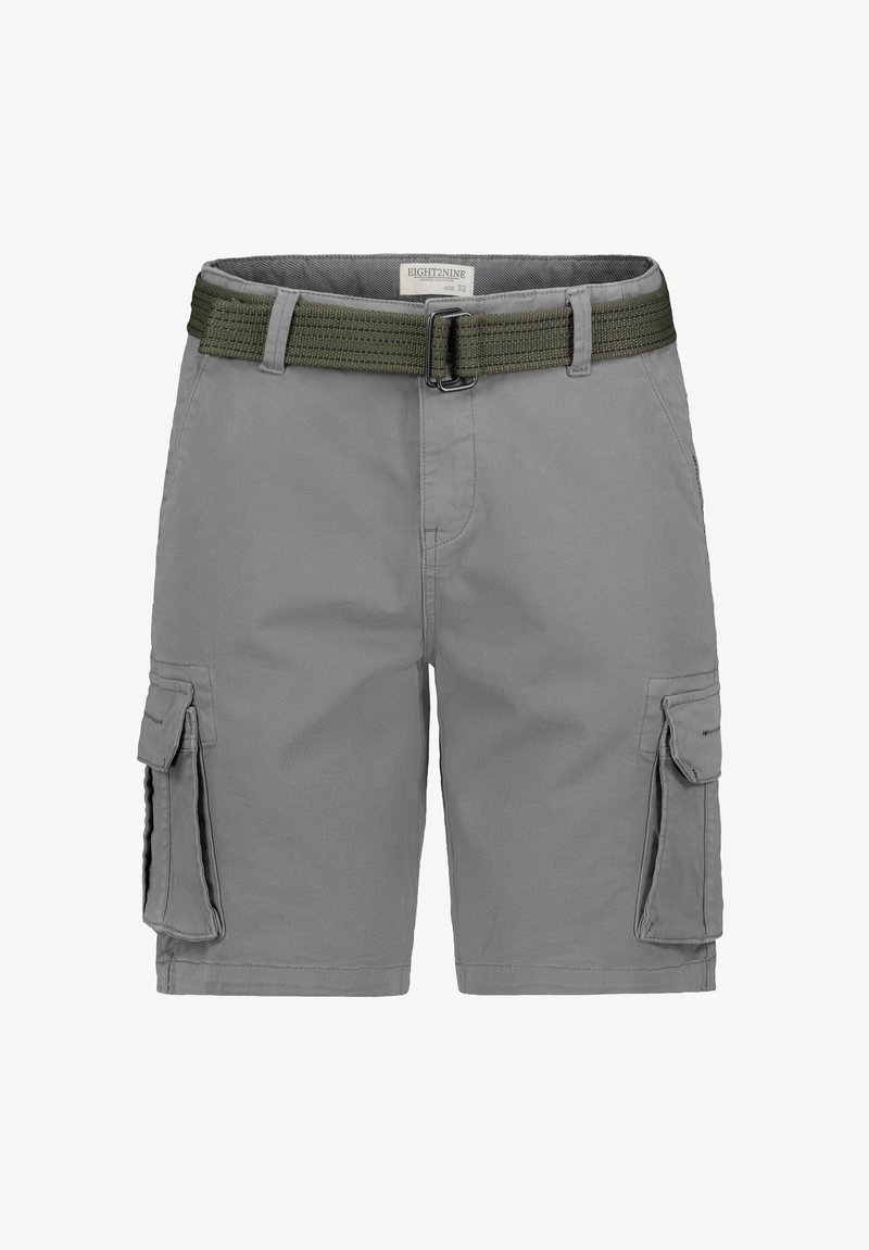 Graue Cargo-Shorts aus strukturiertem Stoff, mit zwei Seitentaschen, einem gewebten grünen Gürtel und einem entspannten Schnitt.