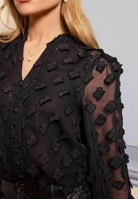 Love & Roses REGULAR FIT - 3D FLORAL V-NECK LONG SLEEVE  - Palaidinė - black