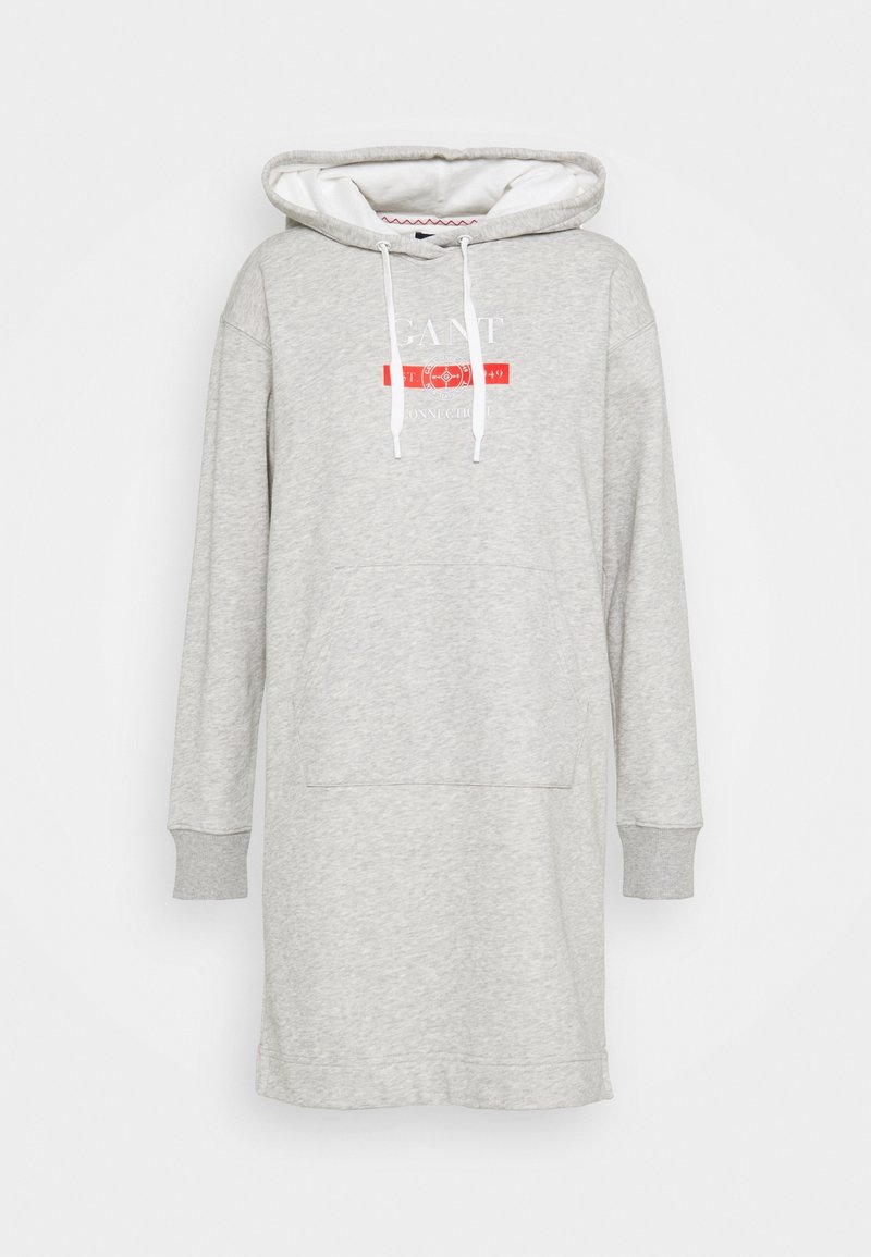 Robe sweat à capuche grise avec une poche avant, des cordons fins blancs et un imprimé graphique rouge et blanc sur la poitrine. Texture de tissu doux.