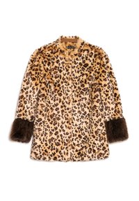 Casaco de pele falsa com estampa de leopardo, mangas compridas, punhos de pelo castanhos e fecho de botões. Textura macia e cor base bege clara e quente.