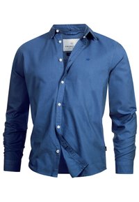 Sininen pitkähihainen kauluksellinen paitapusero, jossa on valkoiset napit ja pieni kirjailtu logo rinnassa. Paita on osittain auki napitettu.