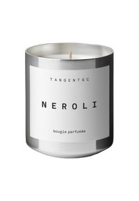 Eleganter silberner Kerzenbehälter mit einem weißen Etikett, auf dem in schwarzem Text "NEROLI bougie parfumée" steht; mit sichtbarem Docht.