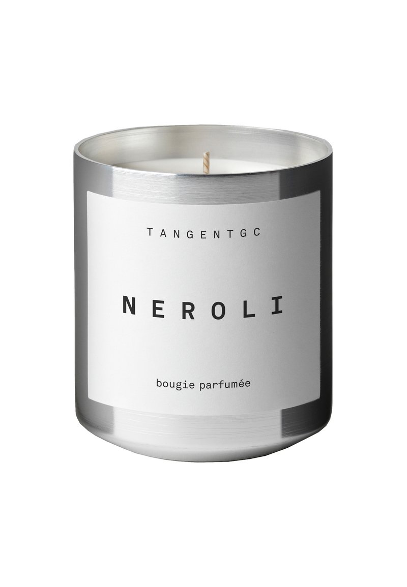 Eleganter silberner Kerzenbehälter mit einem weißen Etikett, auf dem in schwarzem Text "NEROLI bougie parfumée" steht; mit sichtbarem Docht.