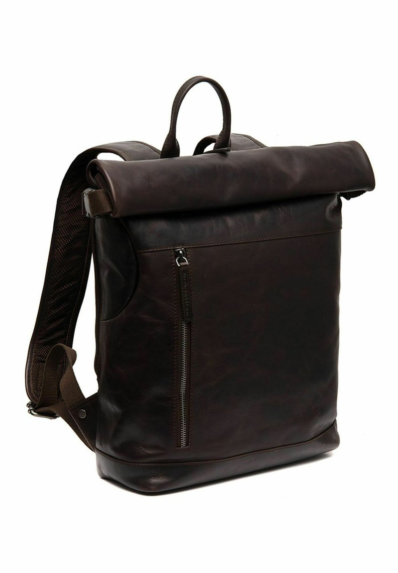 Sac à dos en cuir marron foncé avec une fermeture enroulable, présentant une poche zip sur le devant et des bretelles rembourrées pour plus de confort.