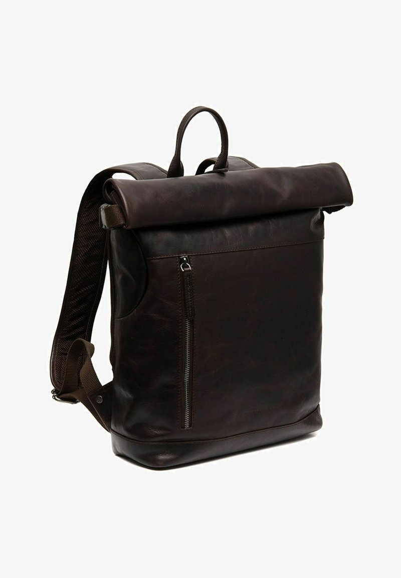 Sac à dos en cuir marron foncé avec une fermeture enroulable, présentant une poche zip sur le devant et des bretelles rembourrées pour plus de confort.