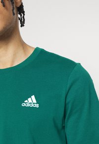 adidas Sportswear Basic póló - collegiate green