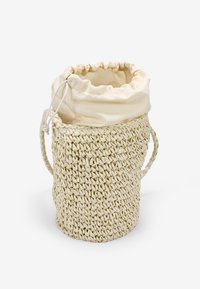 Borsa di paglia intrecciata con apertura a coulisse e fodera in tessuto crema. La borsa presenta manici laterali e una forma cilindrica, misurando circa una dimensione media.