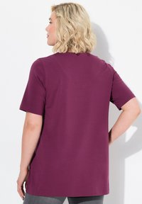 Ulla Popken A-LINIE HALBARM - T-shirt con stampa - dark berry