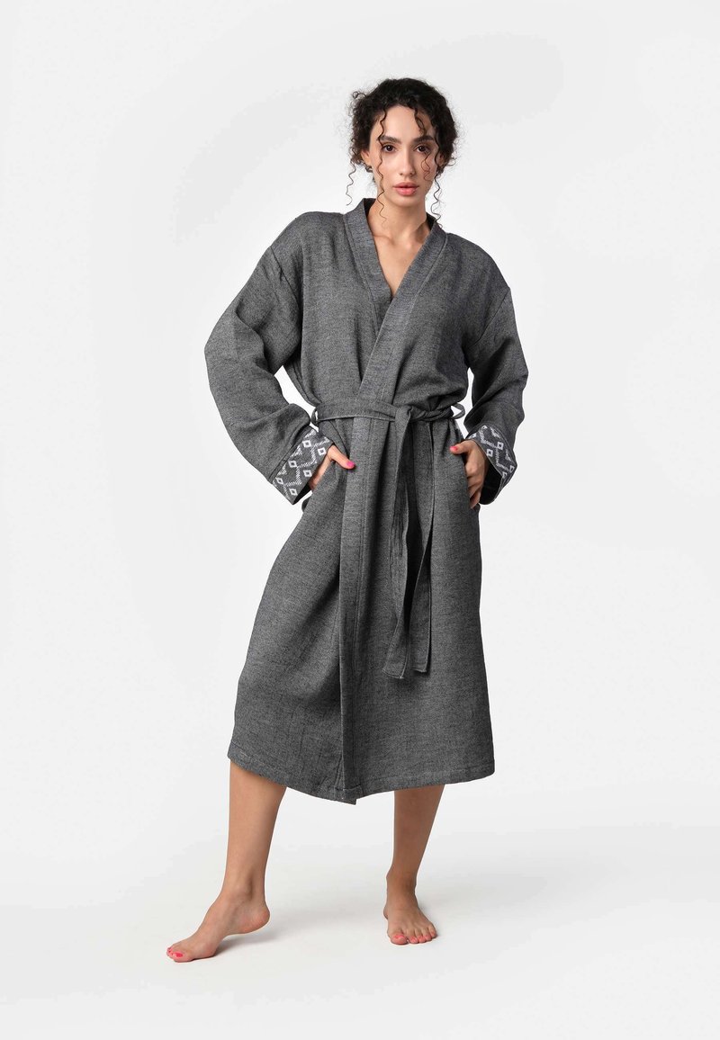 Sivý župan s dizajnom do oblúka, s dlhými rukávmi a vzorovanými manžetami. Mäkká textúra, dĺžka po lýtká a zodpovedajúci opasok v páse.