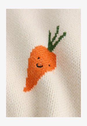 Tessuto lavorato a maglia con una carota arancione dal viso sorridente e foglie verdi, su uno sfondo color crema con motivo strutturato.