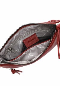 Clutch in pelle rossa con un'esterno texturizzato. L'interno presenta una fodera grigia con un motivo geometrico e una tasca con zip. Chiusura a zip nella parte superiore.