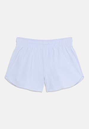 Shorts de sport bleu clair avec une taille élastique et un ourlet incurvé, présentés à plat sur un fond blanc uni.