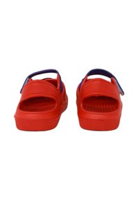 Infradito di gomma rossa con punta e tallone aperti, dotate di cinturini blu regolabili e suola texturizzata. Vista da dietro.