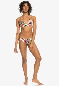 Bikini-set med ett blommönster i gröna, rosa och beige färger. Toppen har tunna band och en kortad design, medan botten har en klassisk skärning.
