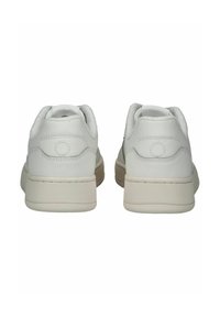 Bílé kožené tenisky s nízkým profilem, hladkým povrchem a béžovými gumovými podrážkami. Obsahují polstrovaný límec a výšivku loga.