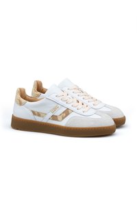 Weiße Sneakers aus Leder mit beigen Wildledereinsätzen, perforiertem Design und hellrosa Schnürsenkeln. Braune Gummisohle mit Logodetail an der Seite.