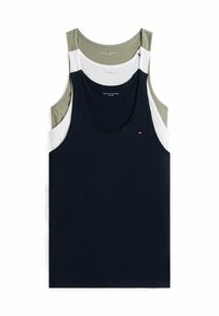Drei ärmellose Tanktops von Tommy Hilfiger in Marineblau, Weiß und Olivgrün, übereinander gestapelt auf einem weißen Hintergrund.