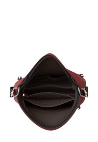 Rote Lederhandtasche mit einer breiten Öffnung, unterteilten Fächern und einem glatten Innenraum. Verfügt über silberne Hardware und Akzentnähte.