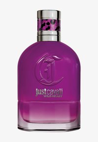 Lilla glassflaske til parfyme med metallokk, med et leopardmønsterbånd og merket "Just Cavalli Wild Heart" i sølv.