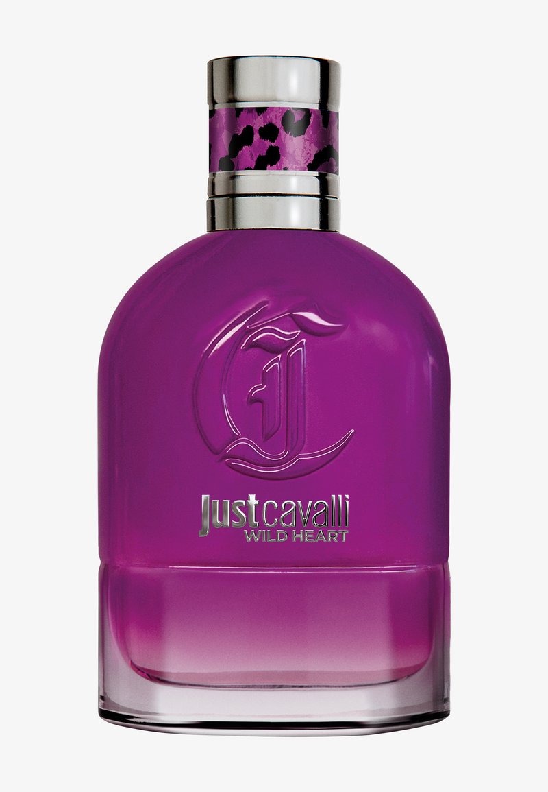 Bottiglia di profumo in vetro viola con tappo metallico, caratterizzata da una fascia in stampa leopardata e etichettata "Just Cavalli Wild Heart" in argento.