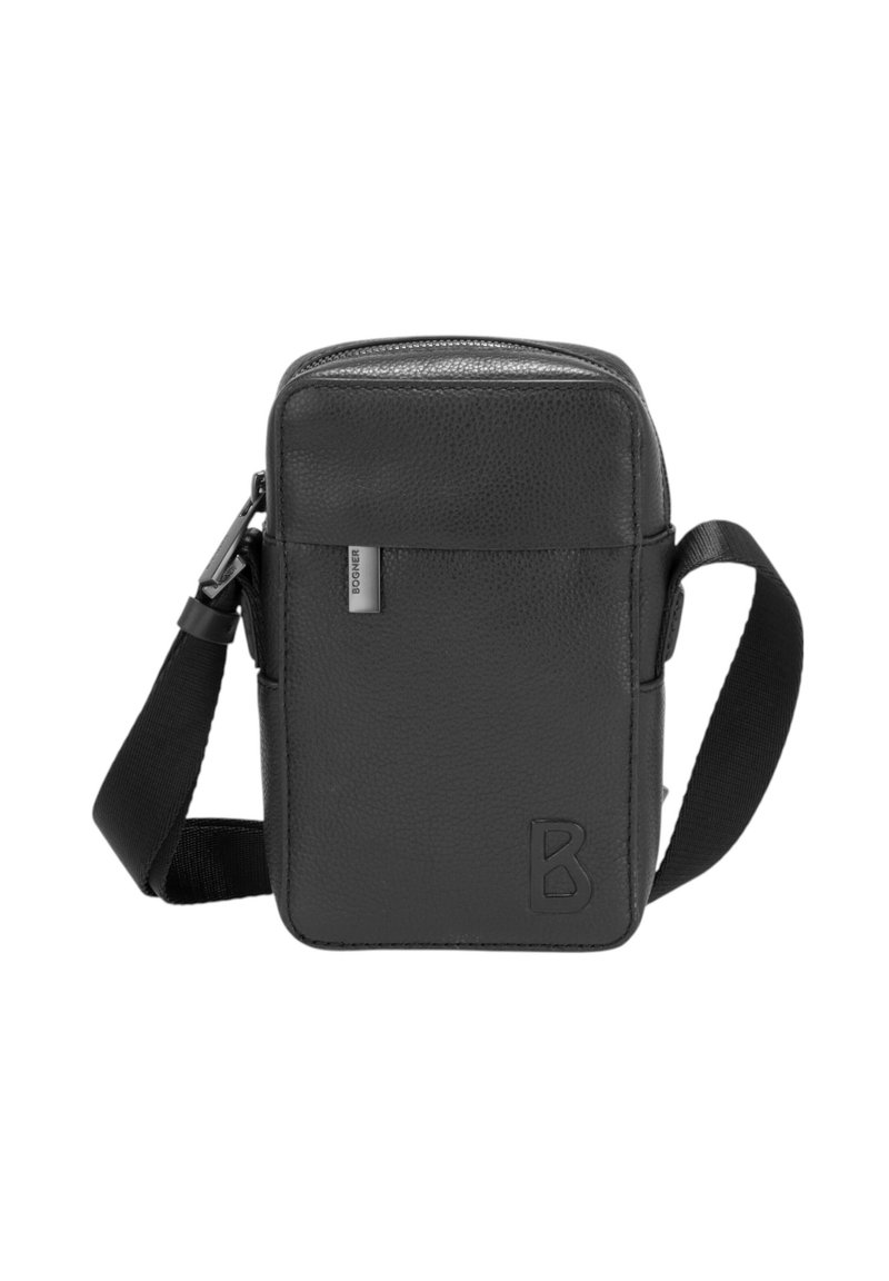 Svart skinnväska med texturerad yta, dragkedja, justerbar rem och en framficka med logotypdetalj.