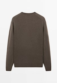 Maglione a maniche lunghe marrone con scollo rotondo, realizzato in un morbido e liscio tessuto a maglia, con colletto, polsini e orlo a coste.
