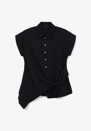 Chemise noire avec col, manches courtes, devant à boutons et un détail de nœud noué au bas, présentant une texture de tissu lisse.