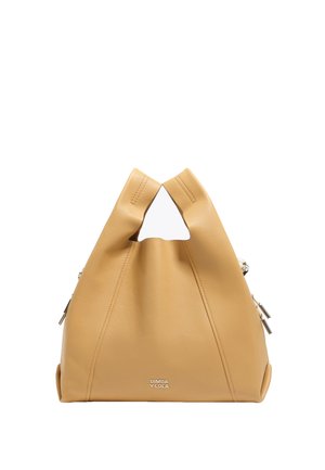 Geel leren tas met een hoekig ontwerp, met een unieke top met dubbele handvatten en zilveren hardware-accenten. Gladde textuur en logo-detail.