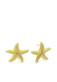 Pendientes en forma de estrella de mar en un vibrante esmalte verde con acentos de cuentas en tono dorado a lo largo de los brazos. Cuentan con cierre de presión para un uso seguro.
