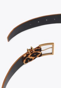 Zwarte leren riem met een bruine accent, met een gouden vierkante gesp en een luipaardprintdetail nabij de gesp.