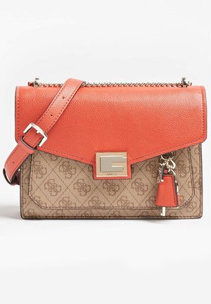 Petit sac à main rectangulaire avec rabat en cuir orange, bandoulière réglable, corps en tissu beige monogrammé, fermoir doré et breloques décoratives suspendues sur le côté.