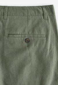 Next REGULAR FIT - Pantaloni scurți - sage green