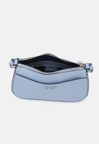 Ljusblå läderväska med en slank, böjd design, med en silverfärgad dragkedja och logotypdetalj. Insidan är fodrad med mörkt tyg.