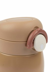 Bruine geïsoleerde fles met een gladde kunststoftextuur. Heeft een rond deksel, een klein handvat en een witte knop voor eenvoudig openen.