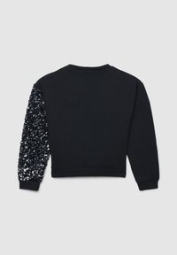 Felpa nera con manica sinistra adornata da paillettes. Polsini e orlo a coste, girocollo e una texture complessiva liscia.