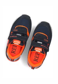 Marine mesh sneakers met feloranje accenten, klittenbandsluitingen en reflecterende details. Lichtgewicht ontwerp geschikt voor actief gebruik.