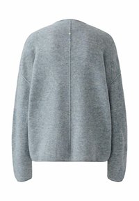 Grijs gebreide trui met een losse pasvorm. Voorzien van een ronde hals, doorgezakte schouders en een enkele achternaad met een decoratieve knoopdetail.