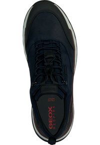 Marineblauer Sneaker mit schwarzen Akzenten, Obermaterial aus Synthetik und Textil, Schnürung, flache Schnürsenkel, gepolsterte Innensohle und weiße Laufsohle mit dunkler Umrandung.
