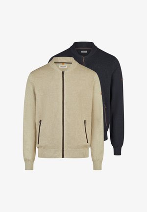 Kahden miehen vetoketjulliset bomber-neuleet, toinen beige edessä ja toinen musta takana, molemmissa sivuvetoketjutaskut sekä resorit hihansuissa ja helmassa.