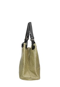 Borsa intrecciata verde oliva con finitura testurizzata, tracolle in pelle nera e accessori in metallo argentato. Presenta una chiusura a coulisse superiore e una forma strutturata.