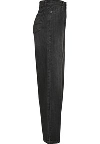 Jeans de mezclilla negra de pierna recta con cintura alta, que cuentan con dos bolsillos traseros y detalles de costura sutiles. Textura suave con un diseño clásico.