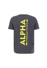 Grå bomulds-T-shirt med korte ærmer, der har en stor vertikal neon-gul "ALPHA INDUSTRIES" tekst på ryggen. Enkel frontdesign.