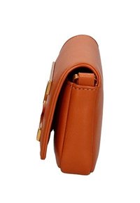 Borsa a tracolla in pelle color tan con texture liscia, forma rettangolare, dettagli in metallo dorato e profilo sottile. Presenta un design piegato.